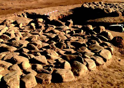 Restes de cabanes del jaciment neolític de Ca l’Estrada.